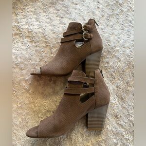 White Mountain heeled toeless brown suede size 9M women’s shoes